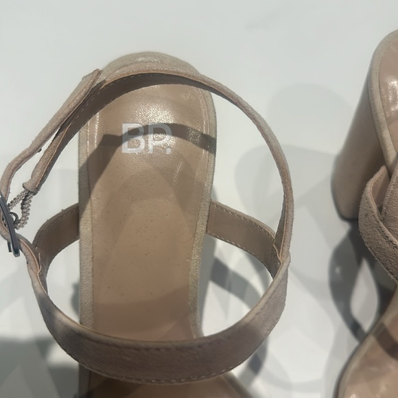 brand new healed sandal with a block heel. - Picture 2 of 5